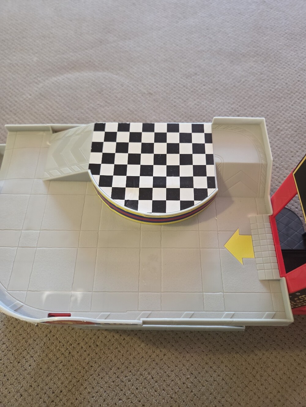 2016 Disney Pixar Cars Piston Cup Racing Garage for Lightning McQueen & Friends - Picture 5 of 16